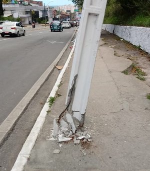 Poste ameaça cair na Avenida Leste-Oeste em Maceió