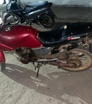 Motocicleta usada por criminosos durante tentativa de latrocínio é abandonada