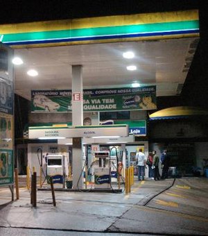Bandidos se passam por clientes e roubam R$ 12 mil de posto de combustível