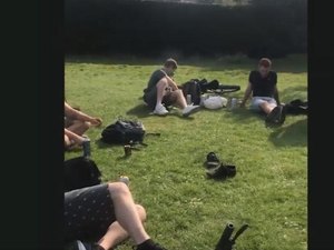 Enfermeira confronta jovens que se reuniam em parque durante quarentena