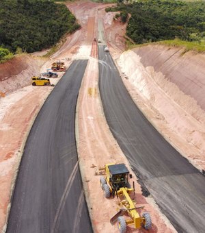 Mais um trecho de acesso ao Aterro Sanitário recebe pavimentação, no Benedito Bentes