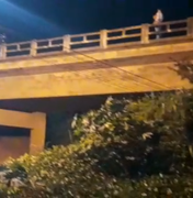 Bombeiros resgatam mulher que tentava se jogar de ponte em Arapiraca