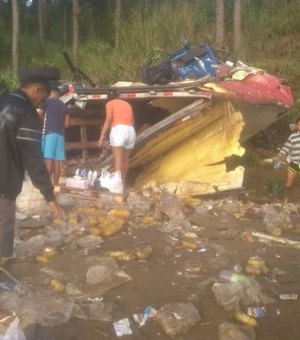 Caminhão de iogurte tomba e tem carga saqueada em São José da Laje