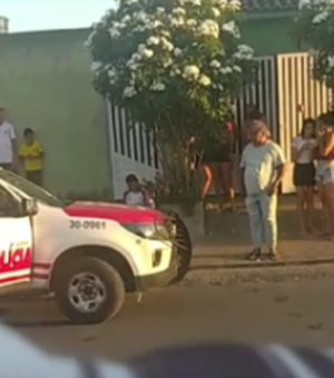 [Vídeo] Homem é alvejado a tiros na frente de casa no bairro Brasília, mas sobrevive e vai para hospital