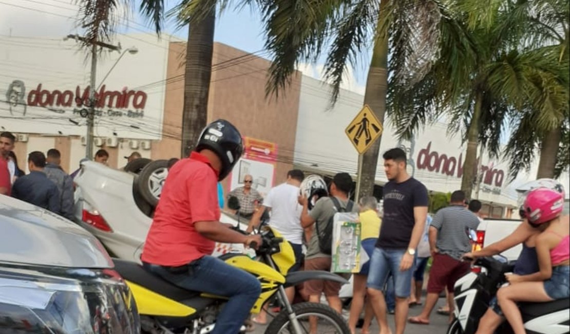 Taxista que capotou na Durval de Góes Monteiro estava embriagado, diz polícia