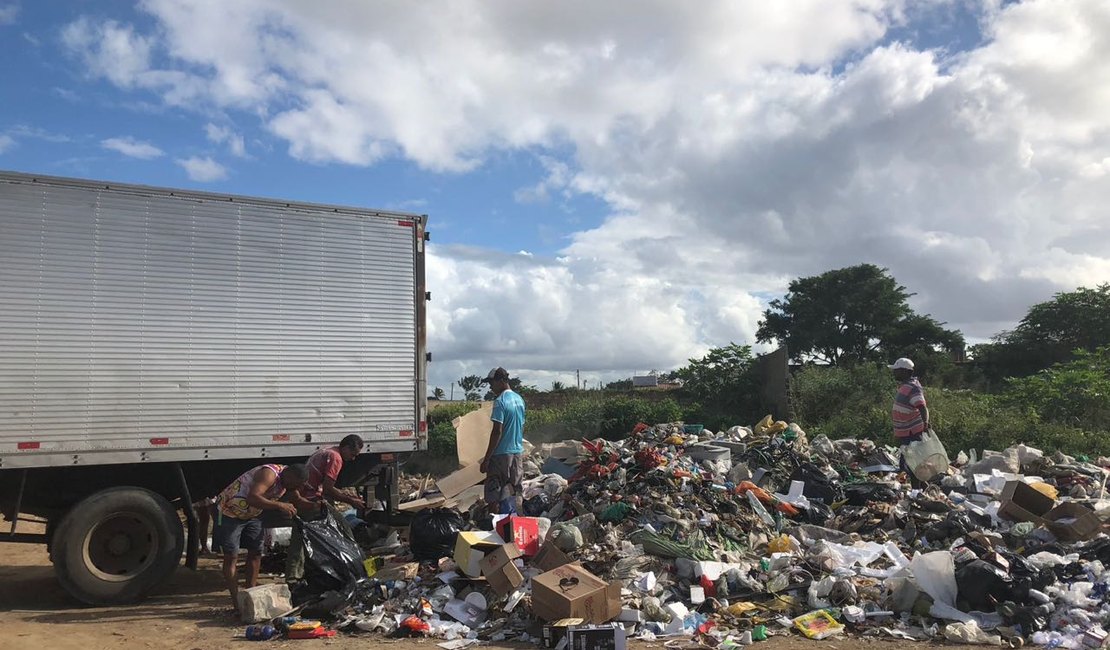 Caminhão é flagrado despejando lixo em terreno baldio em Arapiraca