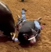 [Vídeo] Pai se joga sobre filho desmaiado para protegê-lo de touro em rodeio