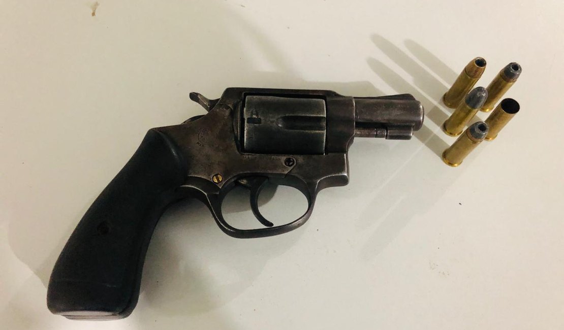 Arma de fogo é encontrada em porta-luvas de carro, no Jacintinho