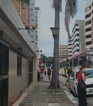 Homem é espancado após suspeita de roubo a ônibus na Ponta Verde