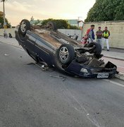 [Vídeo] Veículo capota após desviar de cinquentinha e colidir contra outro carro