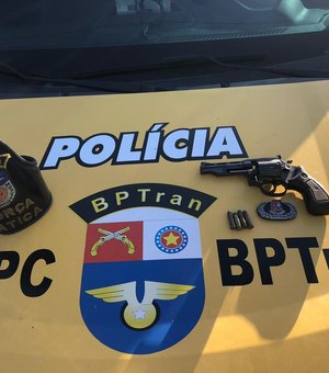 Após denúncia anônima, polícia apreende arma de fogo no Pinheiro