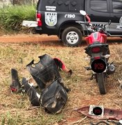 Duas motos são recuperadas em terreno supostamente utilizado para desmanche