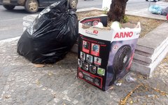 Na praça Marques da Silva há acúmulo de lixo em vários pontos