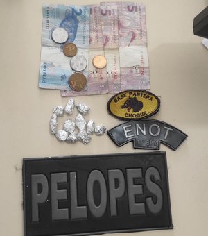 Após denúncia, polícia prende jovem com bombinhas de maconha e dinheiro, em Penedo