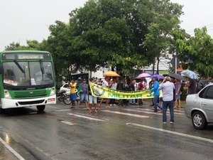 Após chegada da polícia, manifestantes desobstruem Avenida Fernandes Lima