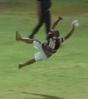 [Vídeo] Após derrota do Santa Cruz para o ASA, torcedor invade campo e  vira meme