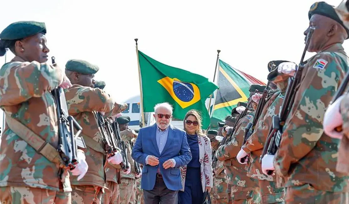 Presidente Lula chega à África do Sul para participar de reunião do Brics