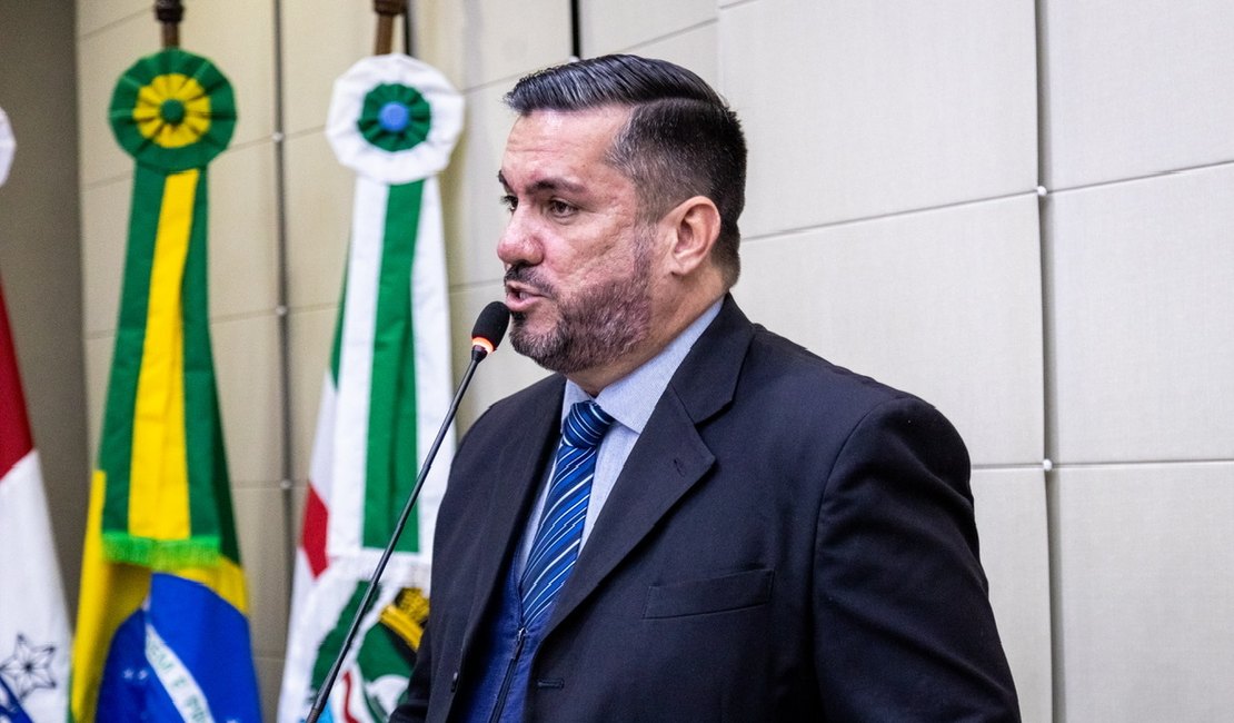 Leonardo Dias encaminha ofício à Prefeitura de Maceió pedindo suspensão do cachê de Nando Reis