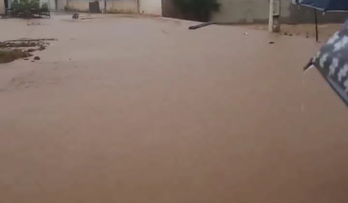 Chuvas causam estragos em Limoeiro de Anadia e Belém