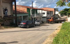 Caminhão atinge carros e poste em Maragogi
