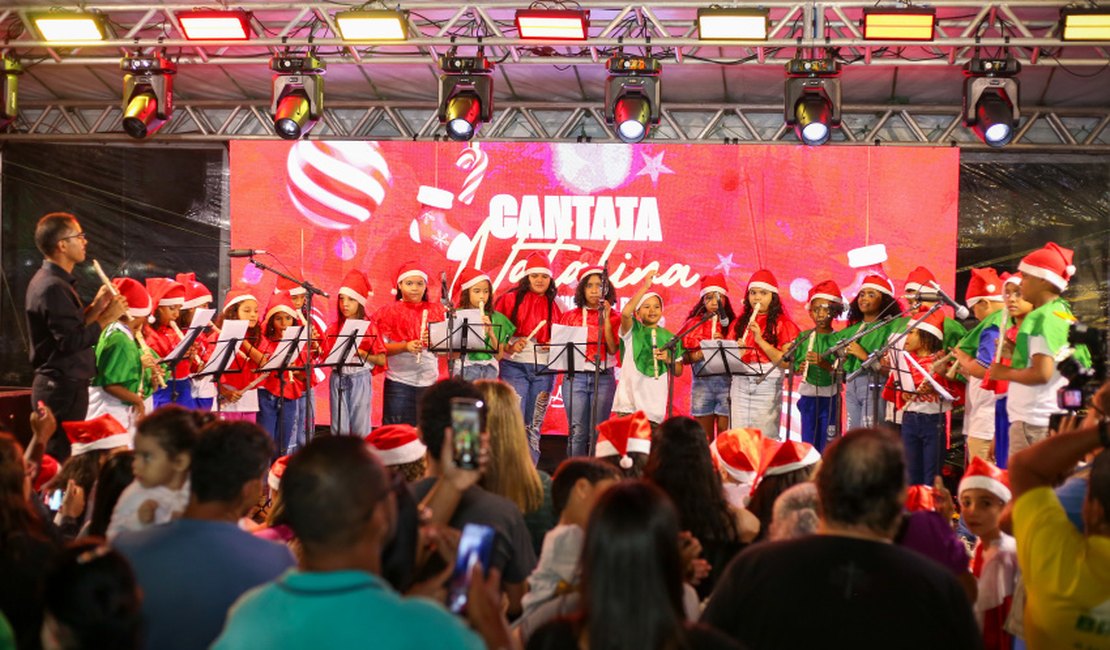 Alunos do município encantam público com Cantata Natalina no Marco dos Corais