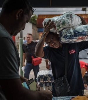 Venezuelanos inundam cidade em Roraima para comprar comida