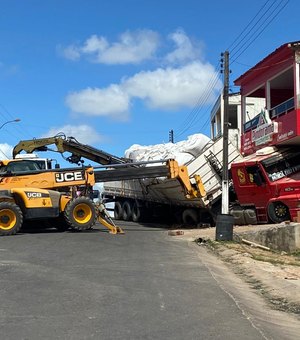 [Vídeo] Carreta desce ladeira e invade loja de material de construções em Coruripe