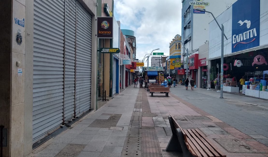 Com lojas fechadas, Centro de Maceió apresenta baixo movimento