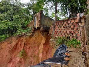 Barreira desliza e muro desaba no Jardim Petrópolis