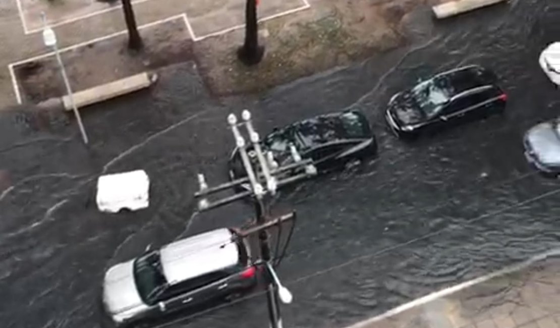 [Vídeo] Chuva deixa ruas e garagens alagadas e carros ilhados em Maceió