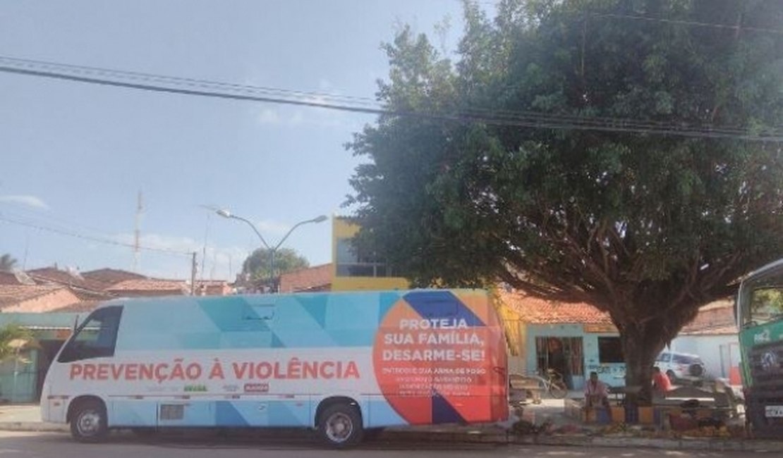 Ônibus para entrega voluntária de armas estaciona na Barra de Santo Antônio