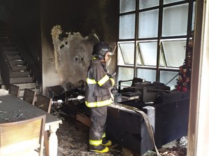 Bombeiros são acionados para controlar incêndio na casa do prefeito Rogério Teófilo