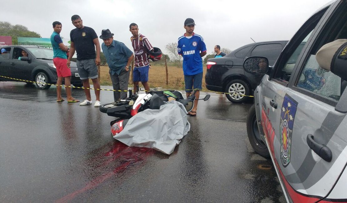 Criminosos atiram e matam homem na frente da esposa em trecho da AL-220