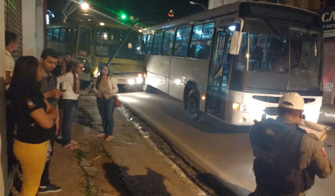Vídeo: ônibus com universitários colide com outro ônibus no centro de Arapiraca