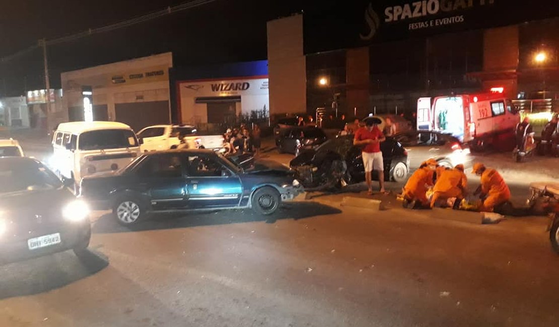 Colisão entre dois carros e motocicleta deixa cinco feridos na Via Expressa