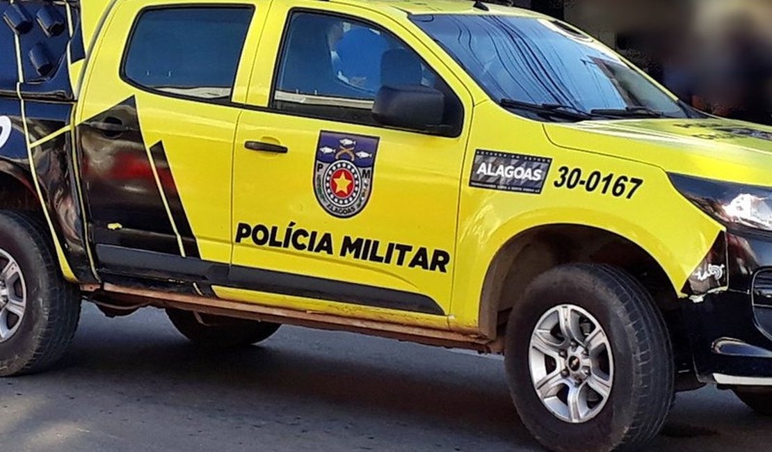 Criminosos invadem casa em Arapiraca e roubam moto, R$ 1 mil e celular