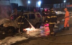 Carro sofre perda total após pegar fogo na Av. Durval de Góes Monteiro