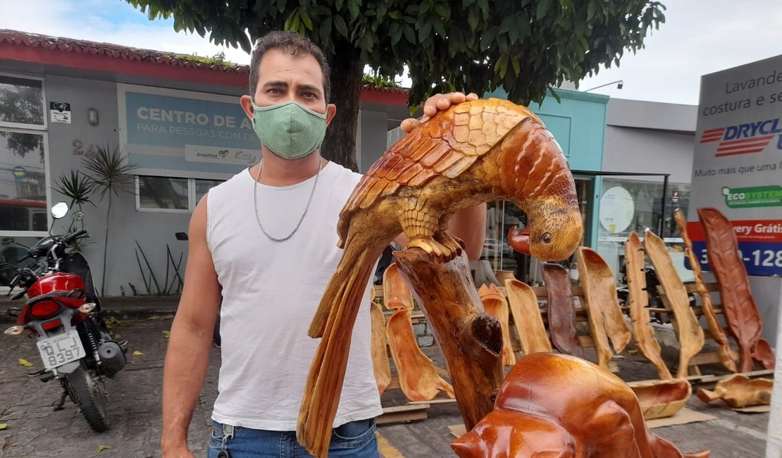 Ex-segurança descobre dom por acaso e transforma madeira em arte