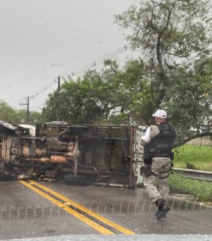 [Vídeo] Caminhão tomba e deixa trânsito lento na BR-316, em Satuba