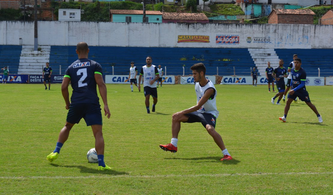 Com Rafinha e Leandro Souza suspensos, CSA treina visando duelo contra o lanterna Boa Esporte