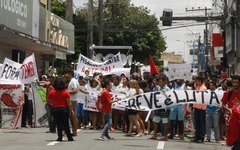 Estudantes protestam contra reforma do ensino médio e a PEC 241 em Arapiraca