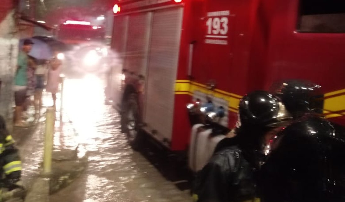 Princípio de incêndio atinge jardim de residência abandonada na Ponta Verde