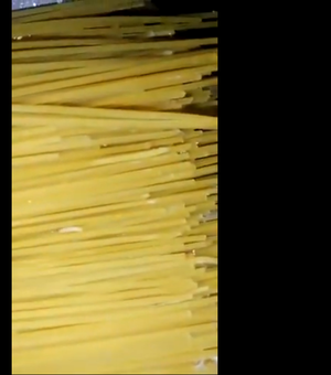 [Vídeo] Macarrão do kit alimentos distribuído pela  Prefeitura de Arapiraca  tem larvas