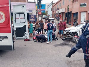 Casal em uma moto fica ferido ao bater em carro no Parque Ceci Cunha em Arapiraca