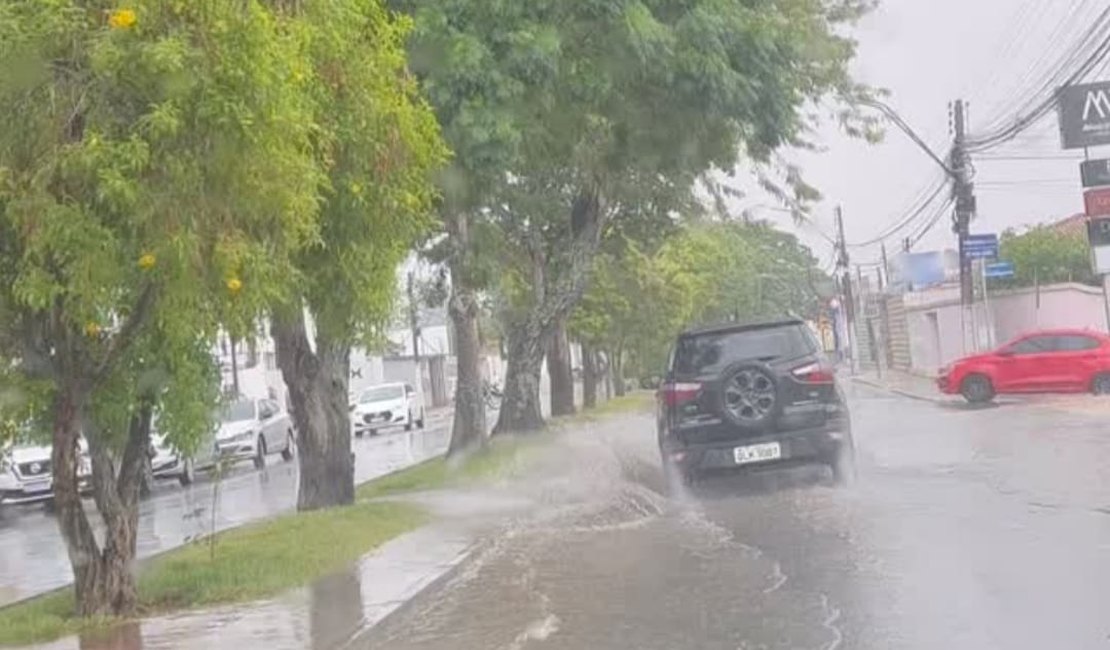 [Vídeo] Chuva provoca alagamentos em vários pontos de Arapiraca