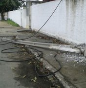 Carreta atinge fiação elétrica e derruba poste no bairro Jardim Tropical