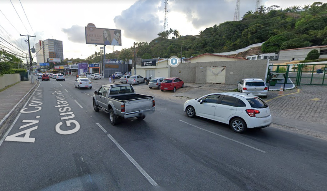 Caminhão quebrado deixa trânsito lento na Avenida Gustavo Paiva