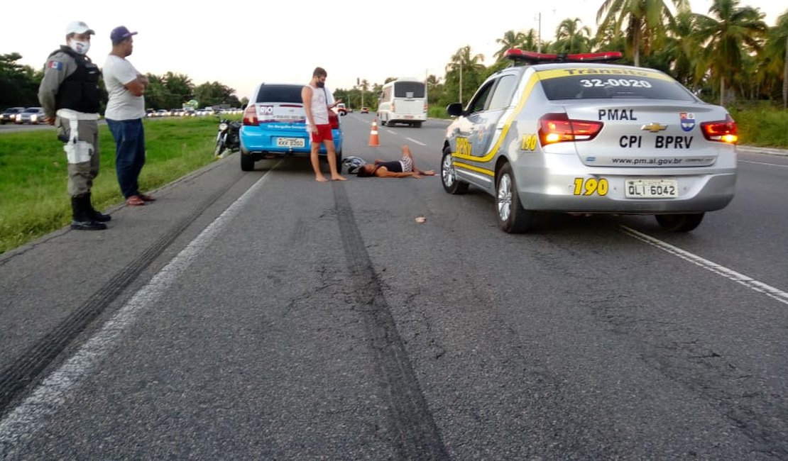 Carro colide com moto e deixa uma pessoa ferida na AL-101 Sul
