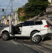 [Video] Veículo em alta velocidade invade calçada, atropela pedestre e derruba poste