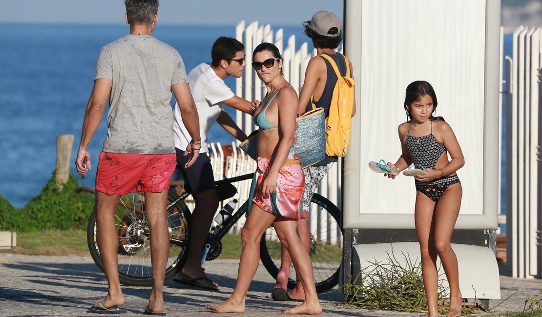 Flávia Alessandra e Otaviano Costa levam a filha caçula à praia